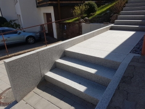 Steintreppe und Mauer